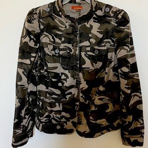 1X Jacket Camo green & black 4 button pockets Snap front Feminine styling